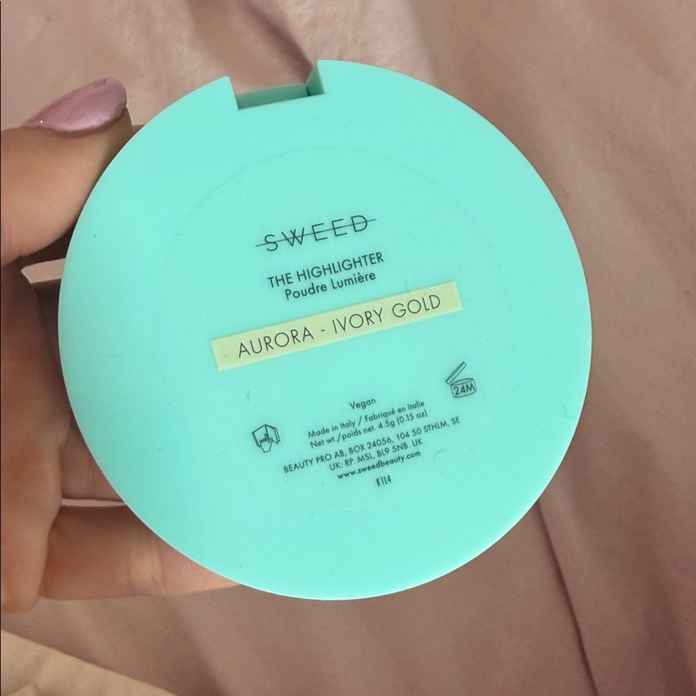 Sweet - Shimmering Highlighter in Aurora - Picture 3 of 3